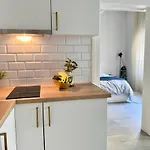 Ultra-central Cozy Flat, Quiet Pedestrian Lane