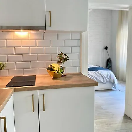 Ultra-central Cozy Flat, Quiet Pedestrian Lane