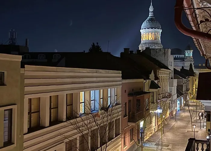 Ultra-central Cozy Flat, Quiet Pedestrian Lane