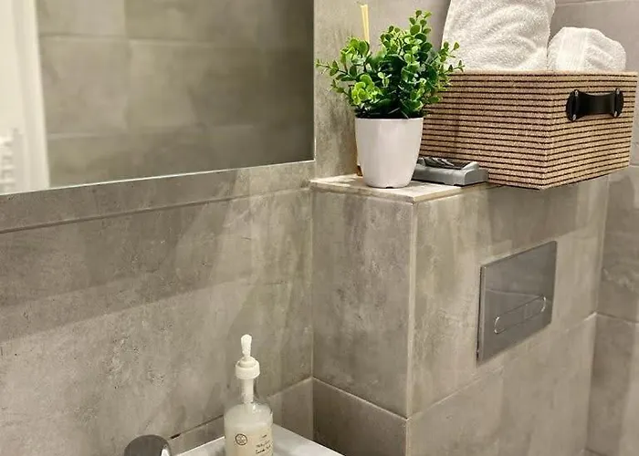 Ultra-central Cozy Flat, Quiet Pedestrian Lane *